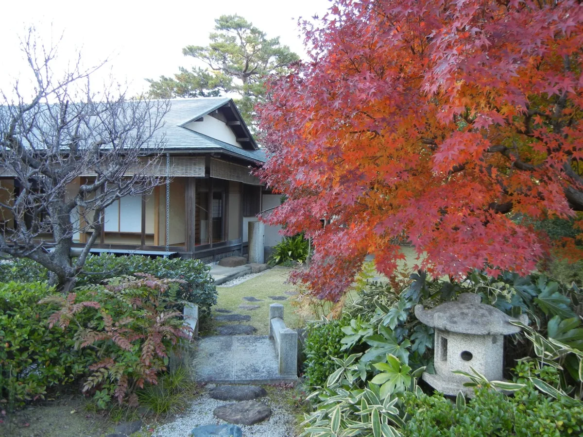 日本庭園の紅葉と茶室