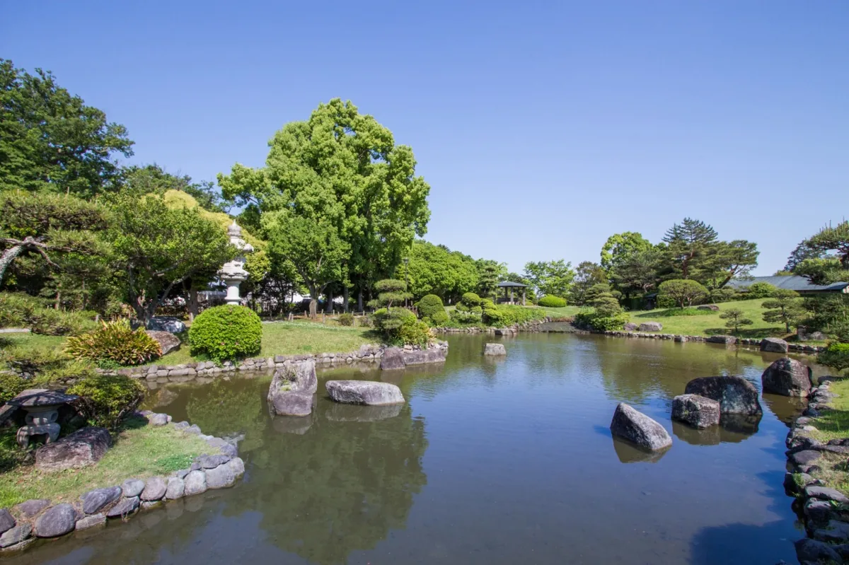あけぼの山公園の日本庭園と池