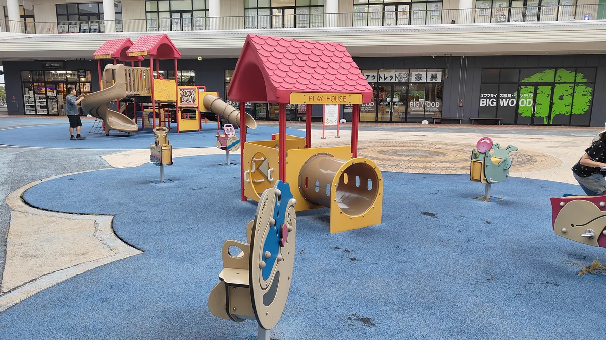 BIG HOPの屋外にあるカラフルな遊具