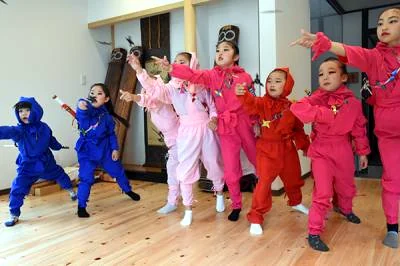 忍者の衣装を着てポーズをとる子どもたち