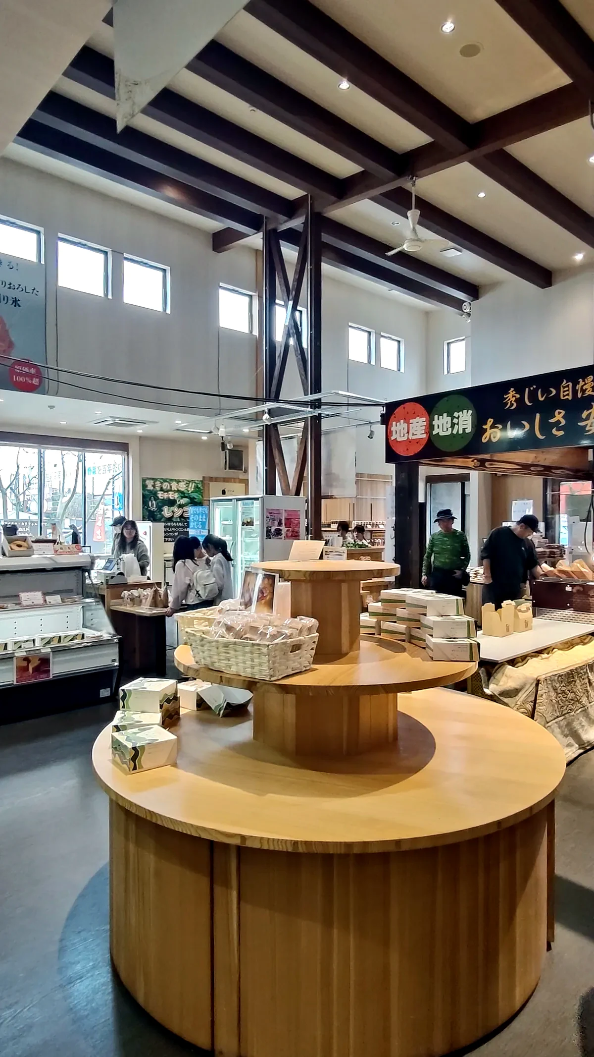 試食コーナーが豊富な直売所の店内